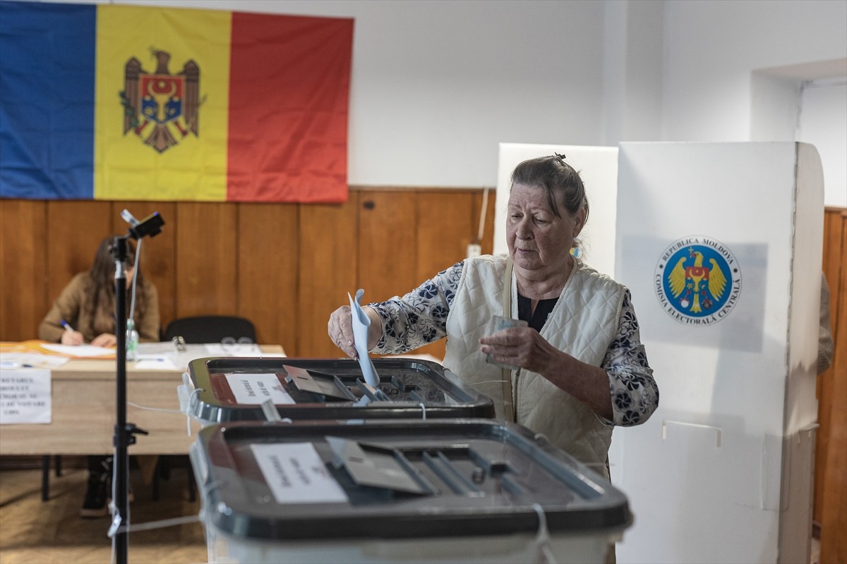 Moldova'da halk, yeni parlamento üyelerini belirlemek üzere oy kullanmaya başladı. 