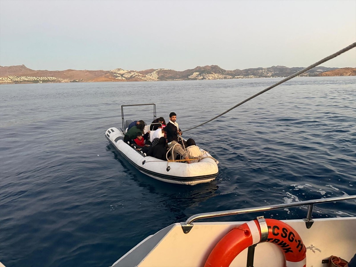 Muğla'nın Bodrum ilçesi açıklarında 17 düzensiz göçmen yakalandı.