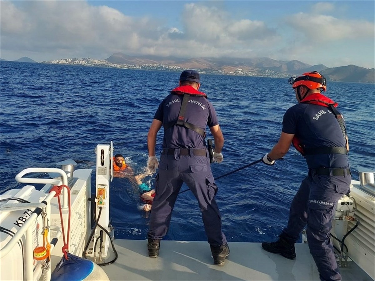 Muğla'nın Bodrum ilçesi açıklarında yasa dışı yollarla yüzerek yurt dışına geçmeye çalışan 5...