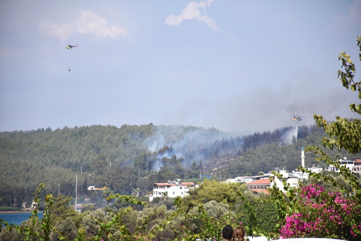 Muğla'nın Bodrum ilçesin bağlı Güvercinlik Mahallesi'nde çıkan orman yangını, havadan ve karadan...