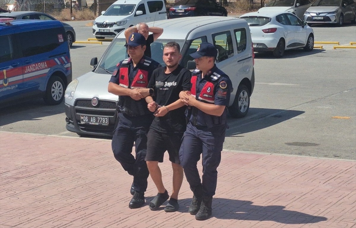 Muğla'nın Bodrum ilçesinde yasa dışı yollardan yurt dışına geçmeye çalışan 15 düzensiz göçmen...