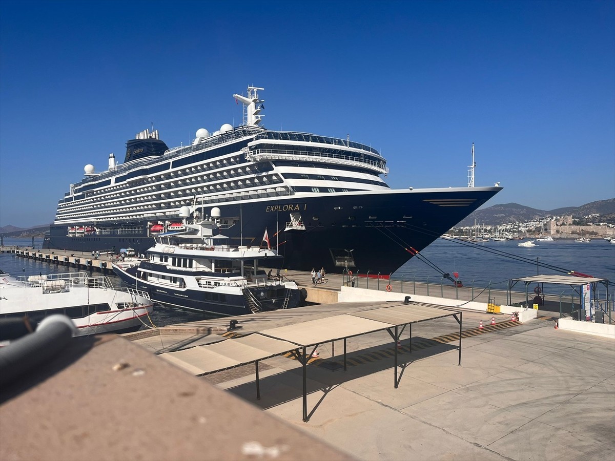 Muğla'nın Bodrum ilçesine "Explora I" isimli kruvaziyer, 743 yolcu getirdi.