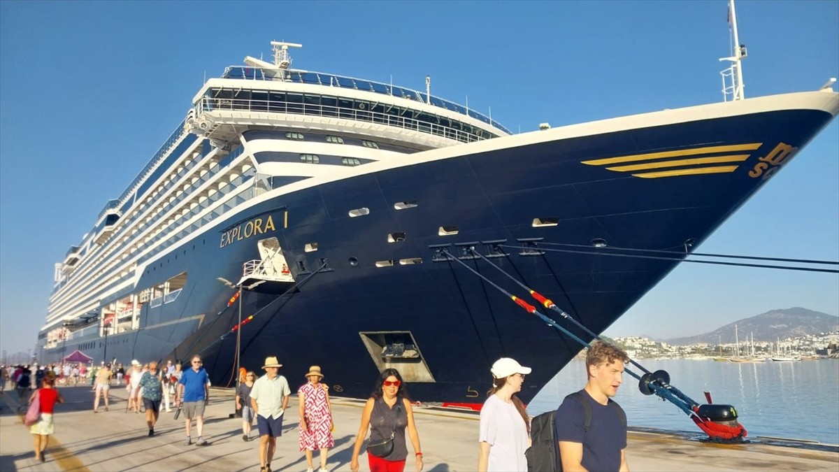 Muğla'nın Bodrum ilçesine "Explora I" isimli kruvaziyer, 743 yolcu getirdi.