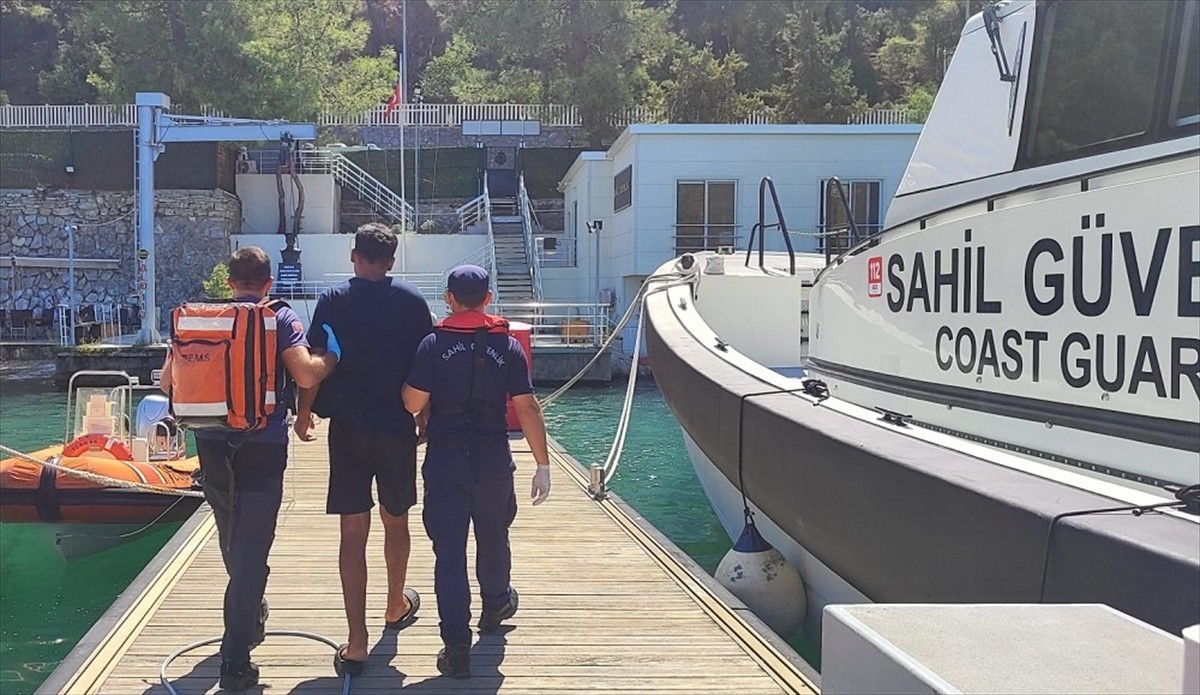 Muğla'nın Fethiye ilçesi açıklarında gezi teknesinde rahatsızlanan kişi, Sahil Güvenlik...