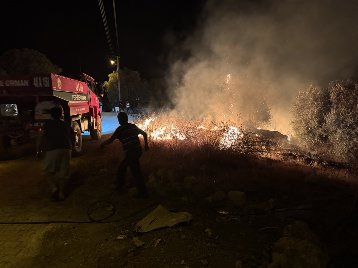 Muğla'nın Fethiye ilçesinde zeytinlik ve makilik alanda çıkan yangın ekipler tarafından...