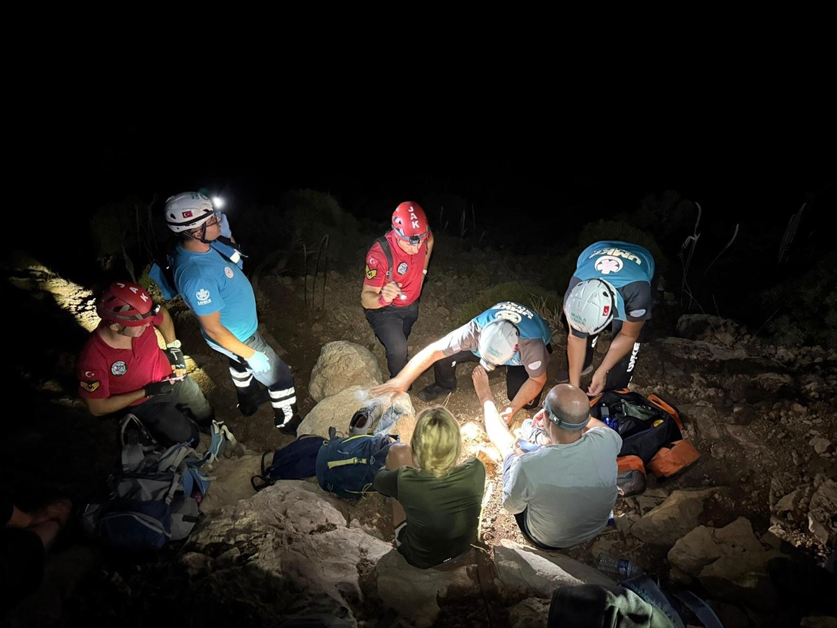 Muğla'nın Seydikemer ilçesindeki Likya Yolu'nda bulundukları alanda mahsur kalan 3 kişi...