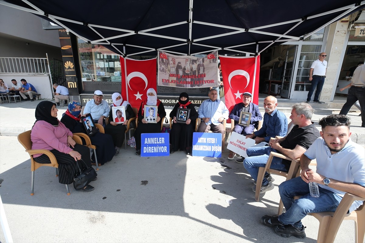 Muş'ta çocukları terör örgütü PKK tarafından kaçırılan aileler, DEM Parti İl Başkanlığı binası...