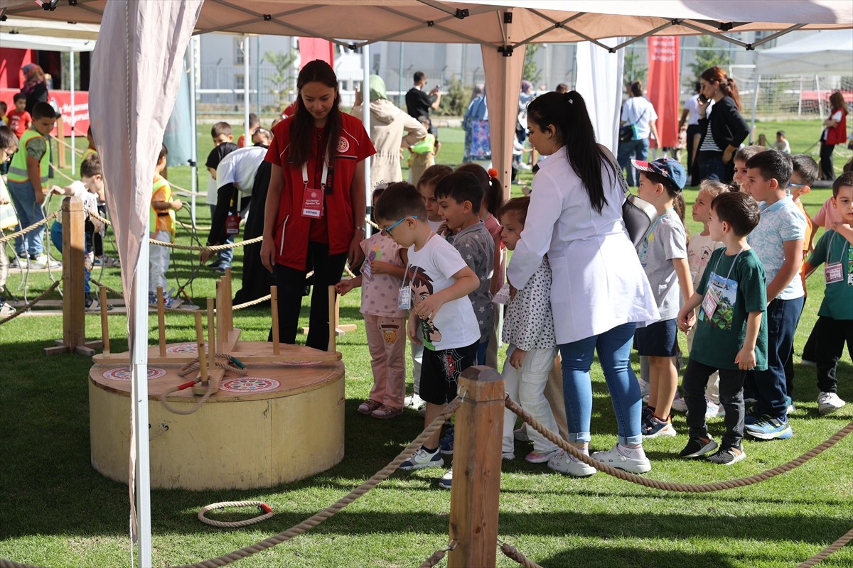 Nevşehir'de çocuklar, Geleneksel Spor Dalları Federasyonunun "Geleneksel Oyunlar Tırı"nda...