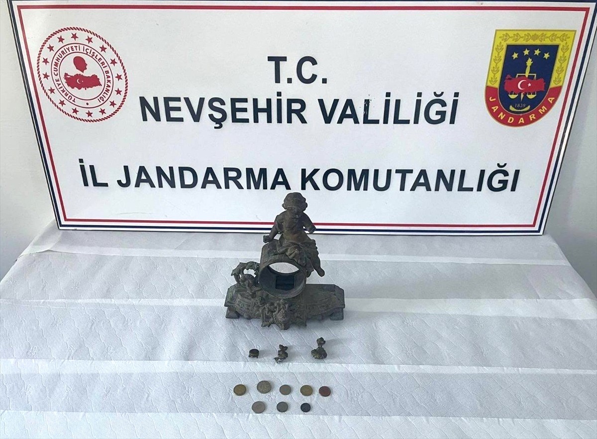 Nevşehir'de düzenlenen tarihi eser kaçakçılığı operasyonunda kadın figürü, 8 madeni para ile 3...