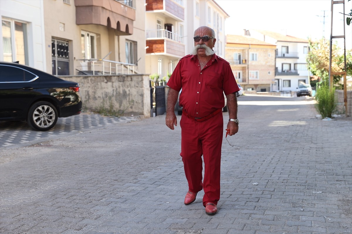 Nevşehir'de yaşayan 63 yaşındaki Nureddin Ortaçal, çocukluğunda bir hevesle başladığı renkli...