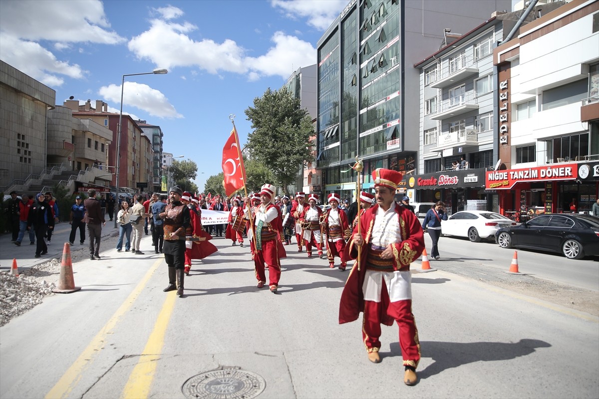 Niğde Belediyesi Mehter Takımı'nda yer alan tek kadın davulcu Ayşe Ezer, çaldığı davulla ilgiyi...