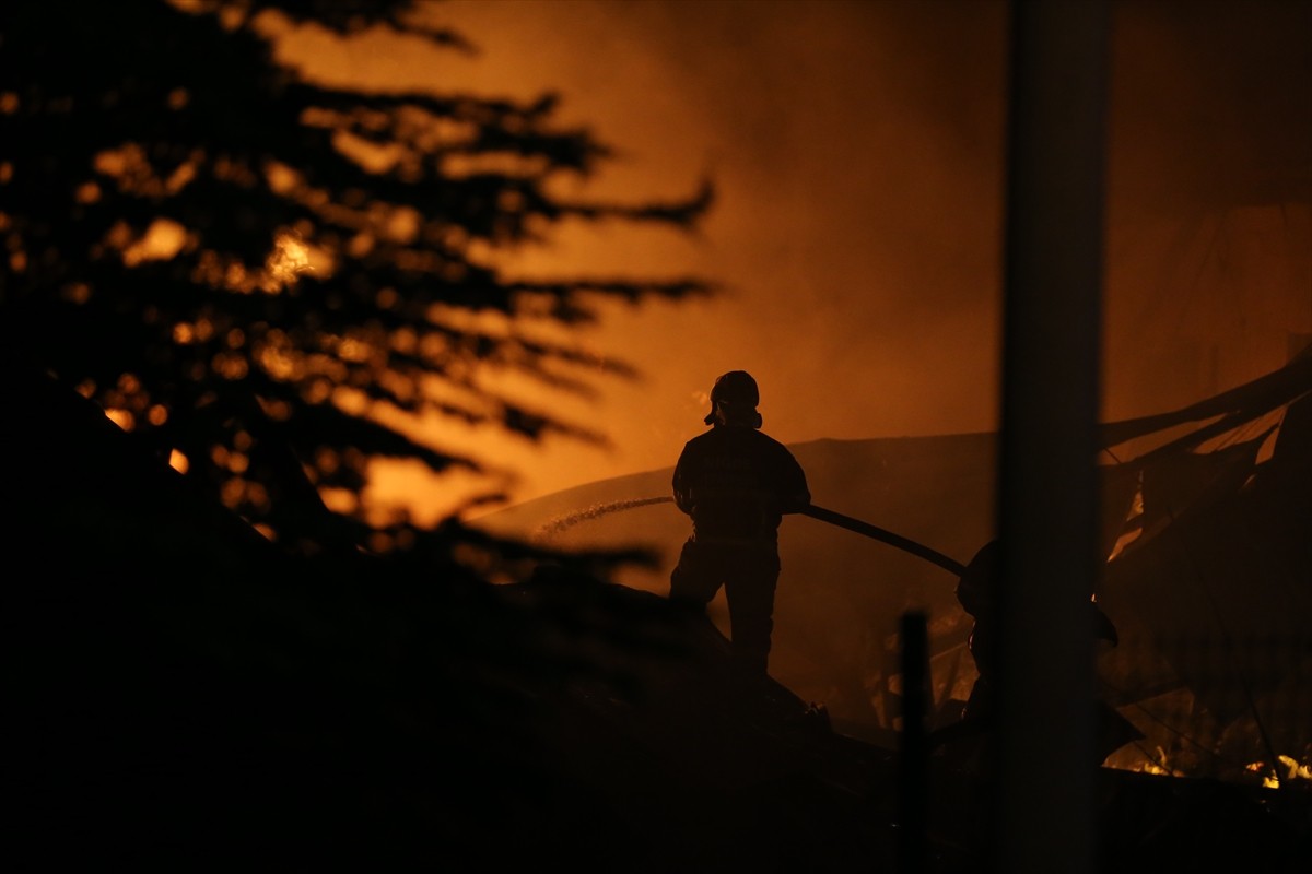 Niğde Organize Sanayi Bölgesi'nde (OSB) faaliyet gösteren ambalaj fabrikasında çıkan yangına...