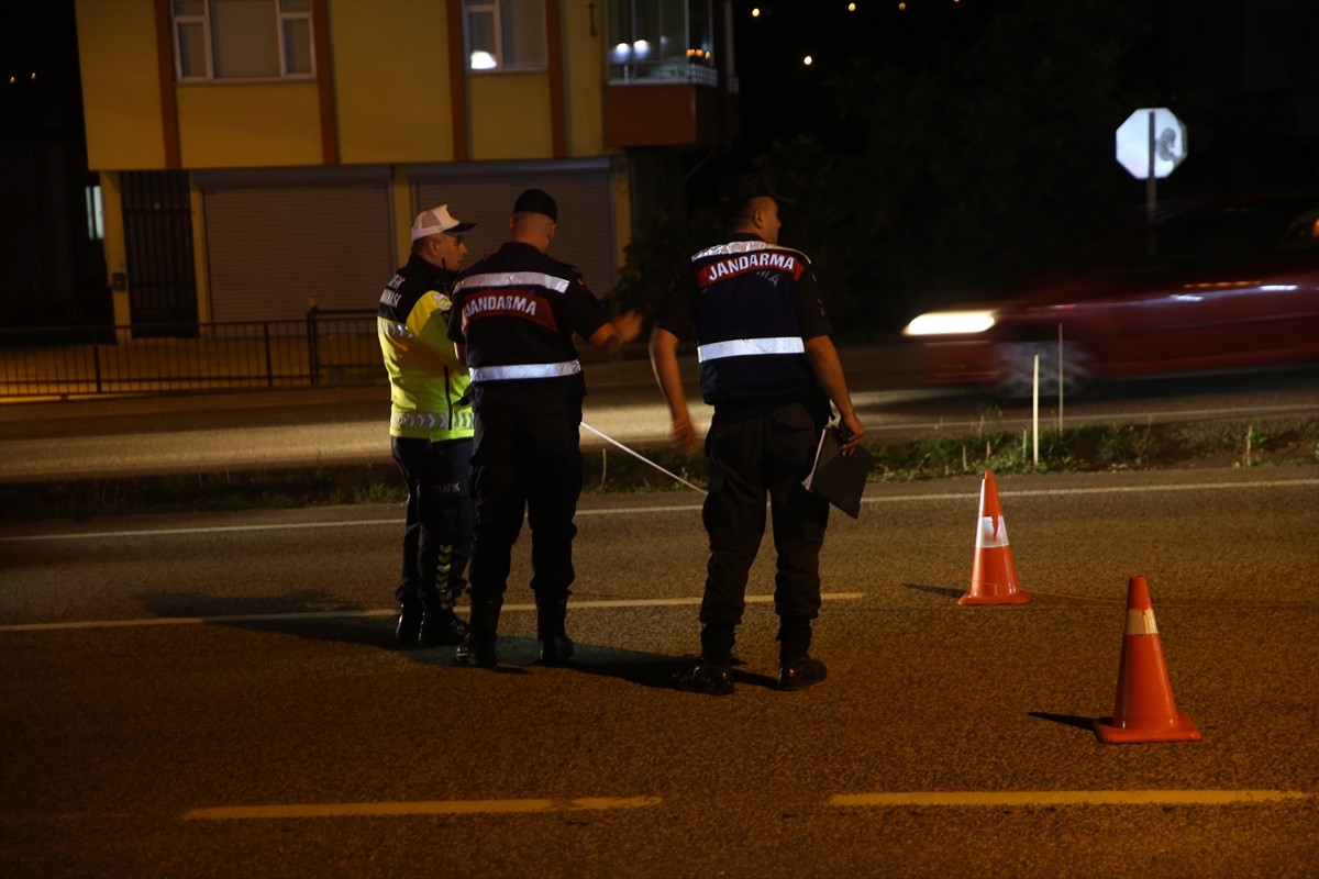 Ordu'da otomobilin çarptığı yaya hayatını kaybetti. Jandarma ekipleri, olay yerinde inceleme...