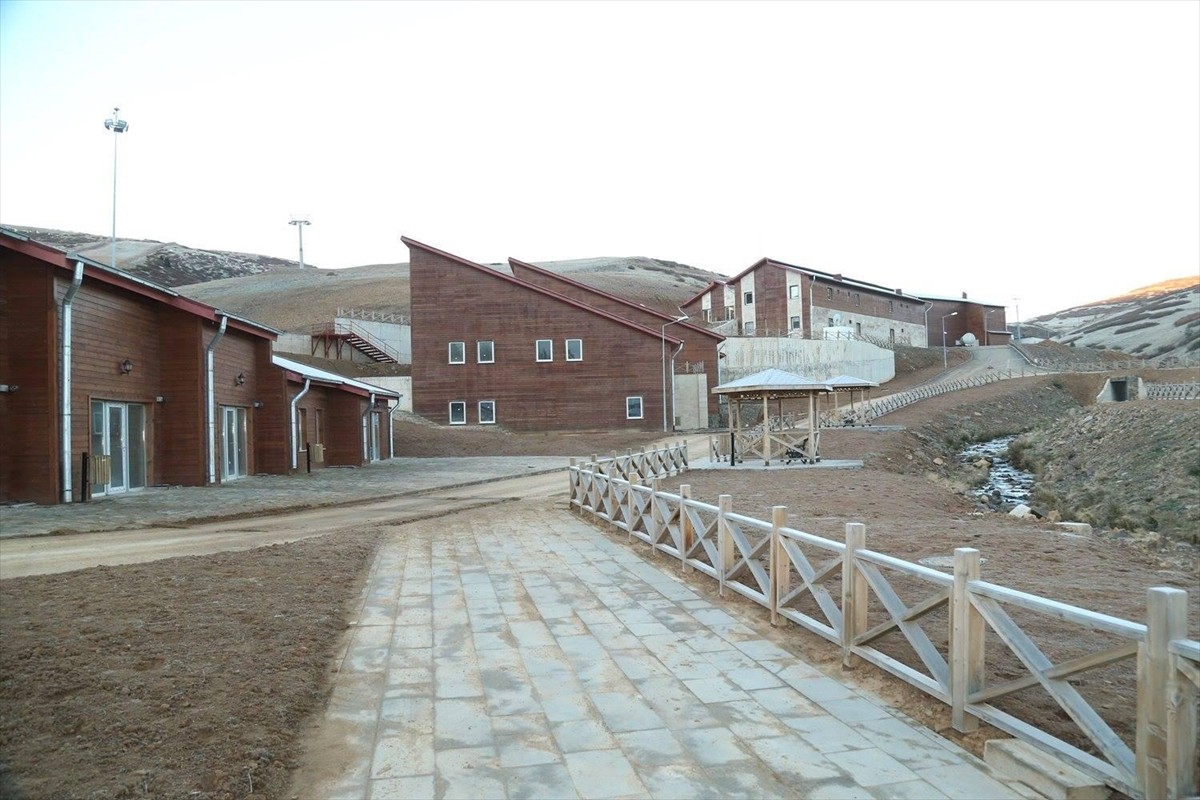 Ordu'nun Kabadüz ilçesindeki Çambaşı Yaylası'nda doğasıyla öne çıkan kayak merkezinde yeni sezon...