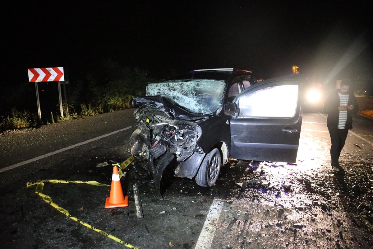 Ordu'nun Ulubey ilçesinde iki hafif ticari aracın çarpışması sonucu 1 kişi öldü, 2 kişi...