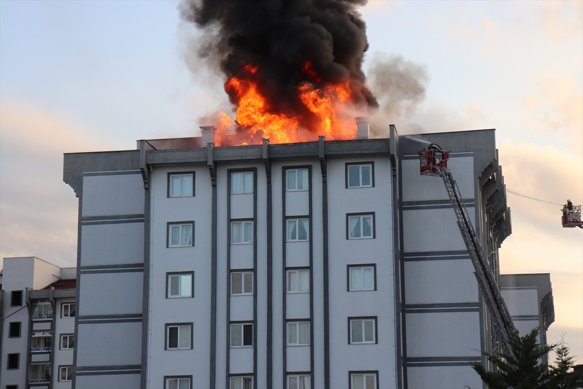 Ordu'nun Ünye ilçesinde 8 katlı binanın çatısında çıkan yangın itfaiye ekiplerince...