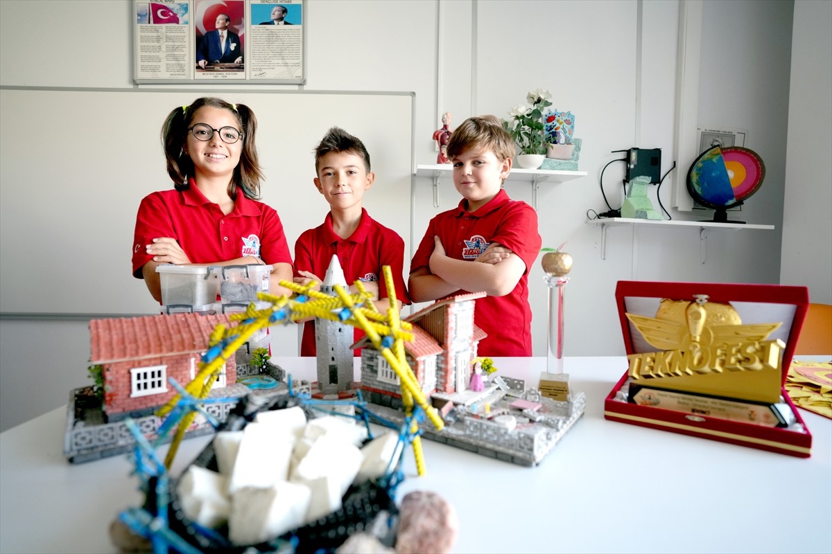 Ortaokul öğrencilerin Dora Doğan (solda), Fahri Demir Şentürk (ortada) ve Yusuf Ömer Demir (sağda)...