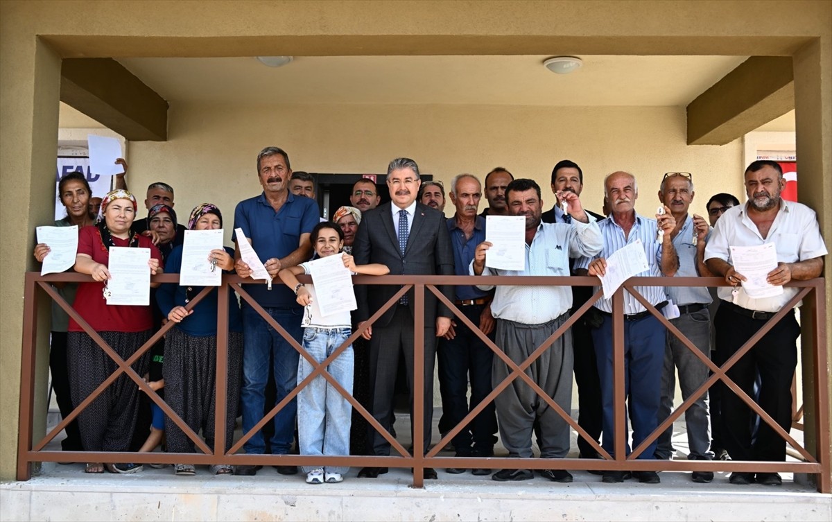 Osmaniye'nin Kadirli ilçesinde yapımı tamamlanan 15 köy evi, törenle depremzedelere teslim edildi....
