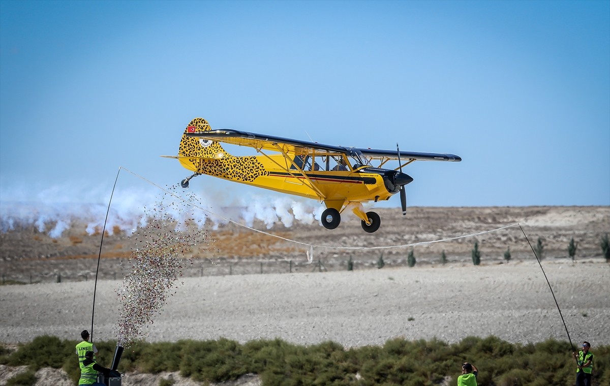 Profesyonel akrobasi pilotu 60 yaşındaki Ali İsmet Öztürk ile 5 yaşındaki torunu Pars Şener...