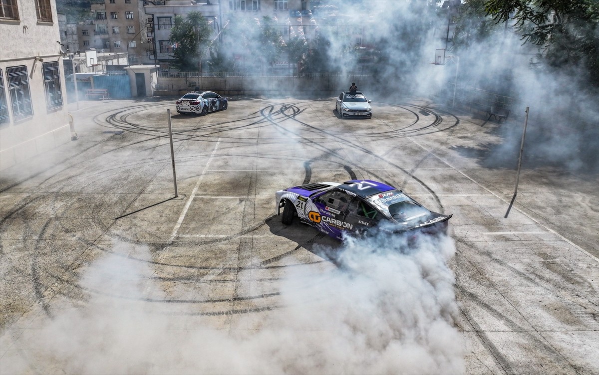 Profesyonel drift pilotu Harun Karabulut, otomobil tutkunu gençlerin sokaklarda değil, profesyonel...