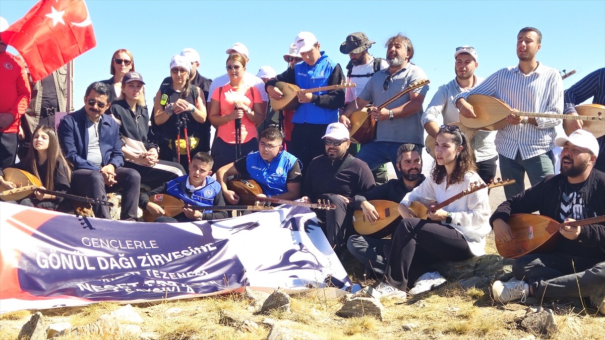 "Bozkırın Tezenesi" olarak bilinen halk ozanı Neşet Ertaş, 1840 rakımlı Gönül Dağı'nda 40 saz...