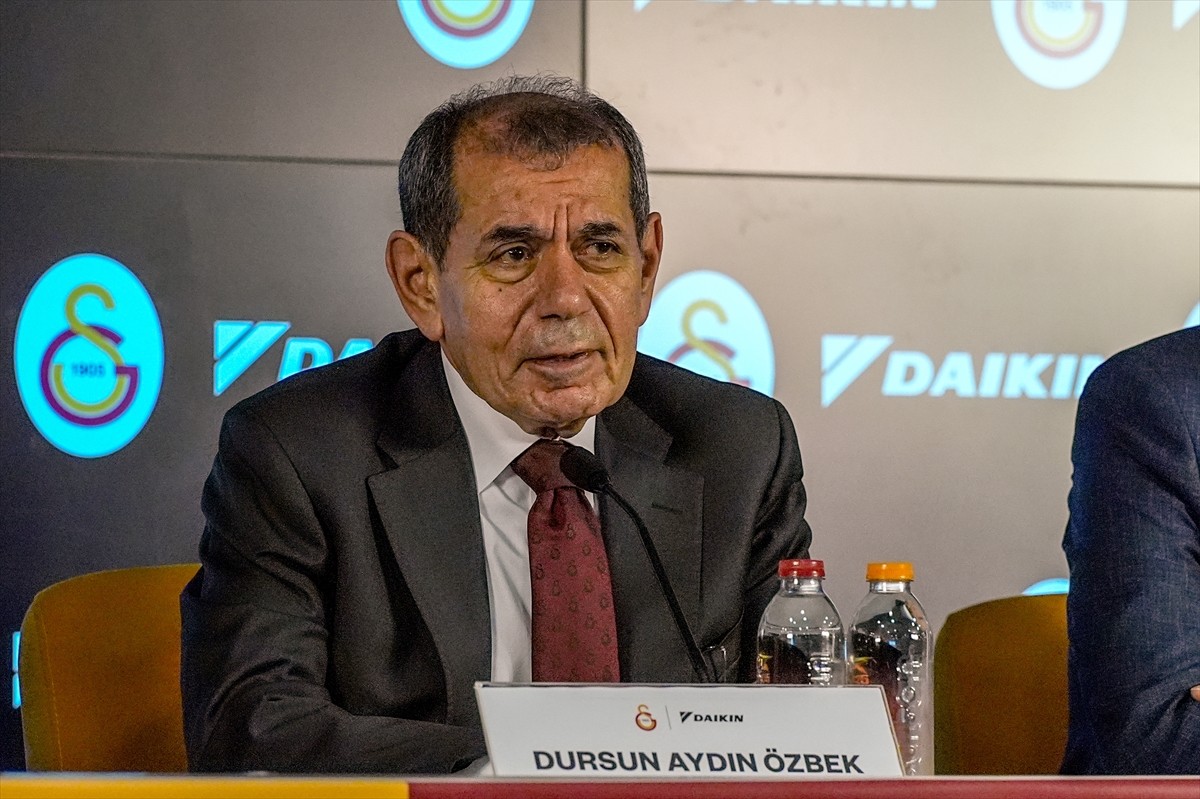 RAMS Park'ta gerçekleştirilen sponsorluk anlaşmasına Galatasaray Kulübü Başkanı Dursun Özbek...