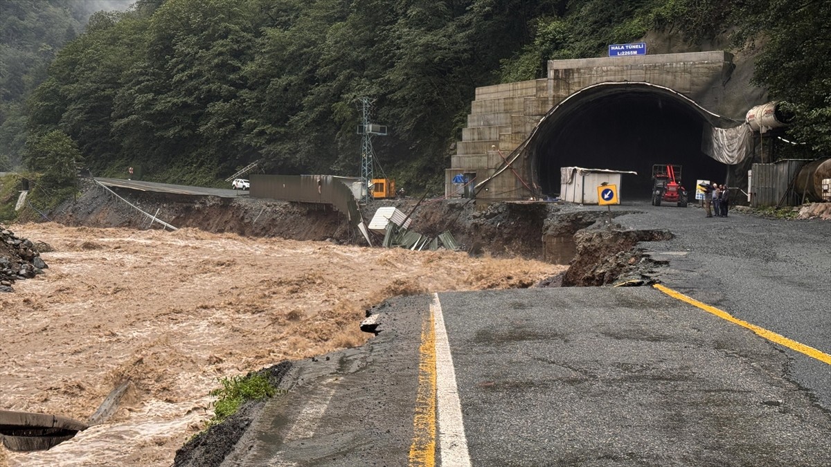 Rize'de sağanak nedeniyle derelerin su seviyeleri yükseldi, heyelanlar meydana geldi. Toprak...