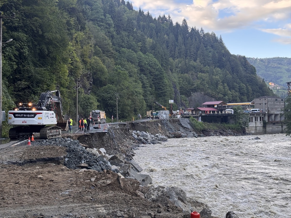 Rize'de şiddetli sağanak nedeniyle bir bölümü çöken Çamlıhemşin-Ardeşen kara yolunda ulaşım, tek...