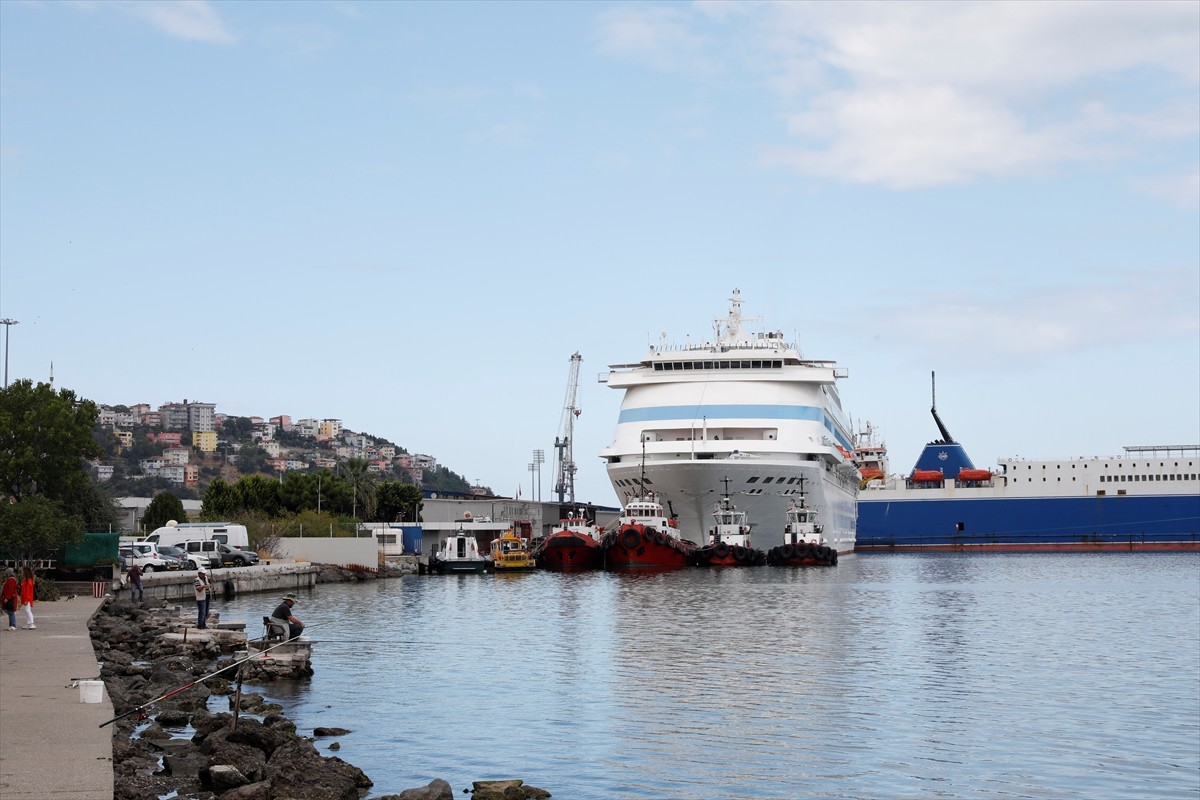 Rusya'nın Soçi kentinden hareket eden "Astoria Grande" kruvaziyeri, Samsun'a geldi.