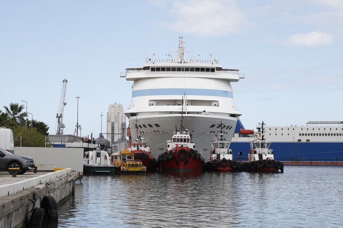 Rusya'nın Soçi kentinden hareket eden "Astoria Grande" kruvaziyeri, Samsun'a geldi.