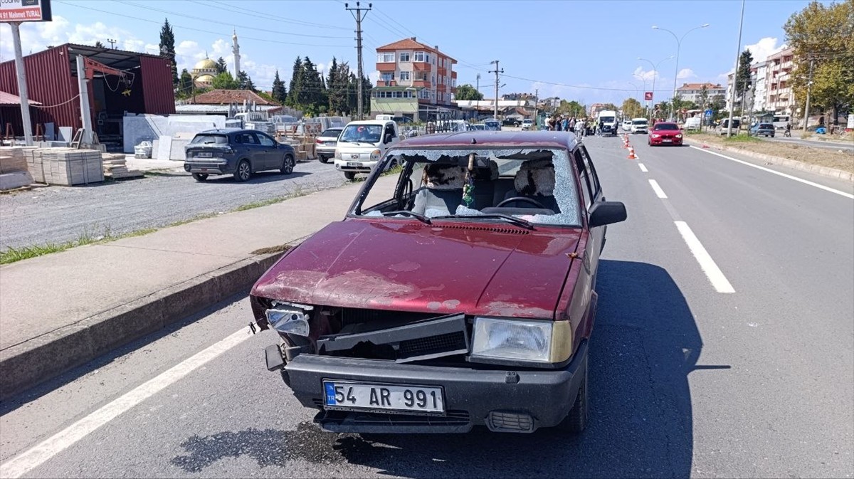 Sakarya'nın Karasu ilçesinde otomobilin çarptığı elektrikli araçtaki anne yaşamını yitirdi, kızı...