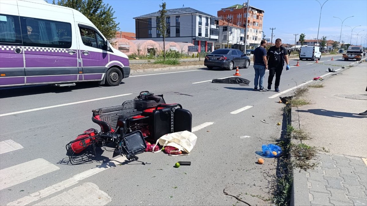 Sakarya'nın Karasu ilçesinde otomobilin çarptığı elektrikli araçtaki anne yaşamını yitirdi, kızı...
