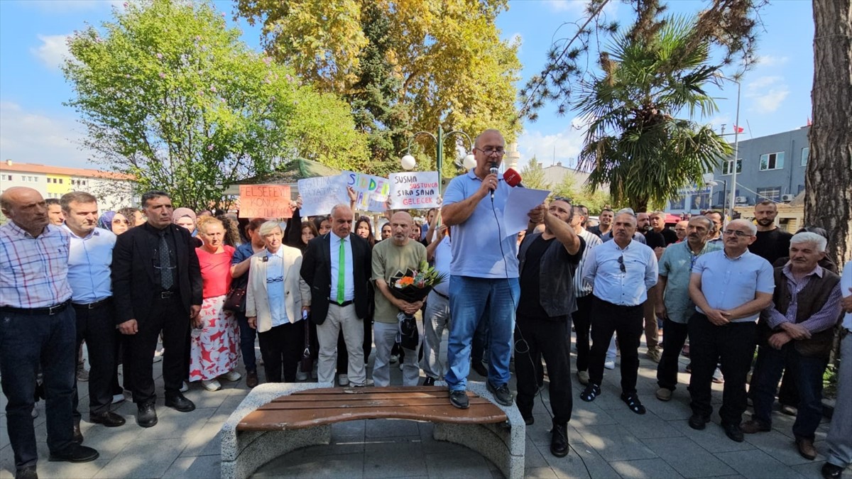 Sakarya'nın Sapanca ilçesinde bir öğretmenin darbedildiği olaya ilişkin gözaltına alınan 2 zanlı...