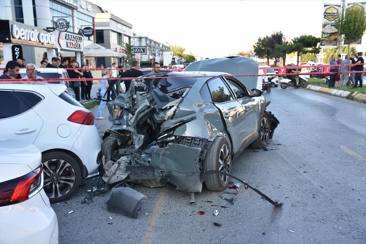 Sakarya'nın Serdivan ilçesinde beton mikserinin park halindeki otomobile çarpması sonucu 5 araç...
