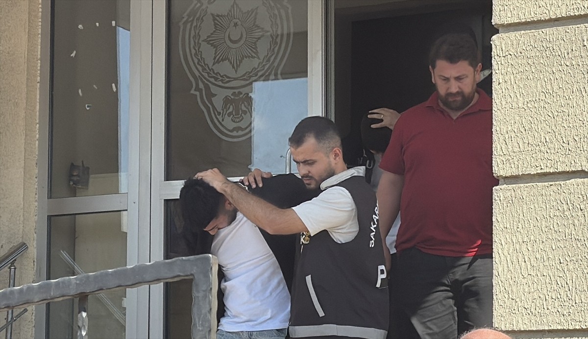 Sakarya'nın Serdivan ilçesinde çıkan silahlı kavgada 1 kişi yaşamını yitirdi. Gözaltına alınan...