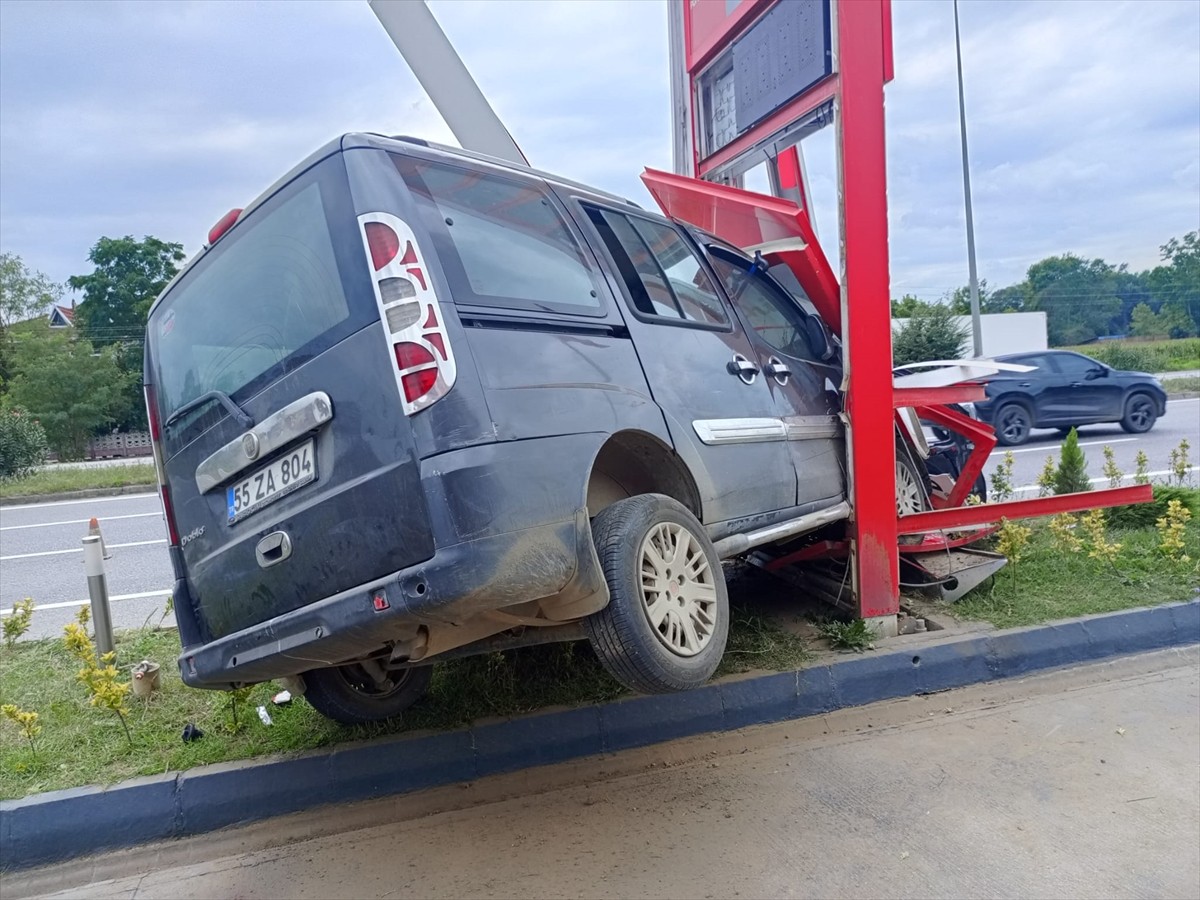 Samsun'da hafif ticari aracın akaryakıt istasyonu tabelasına çarpması sonucu 3 kişi...