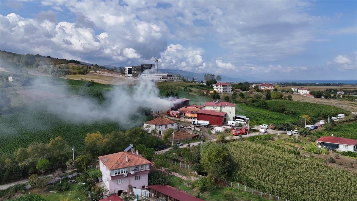 Samsun'un Alaçam ilçesinde samanlıkta çıkan yangın itfaiye ekiplerince söndürüldü.