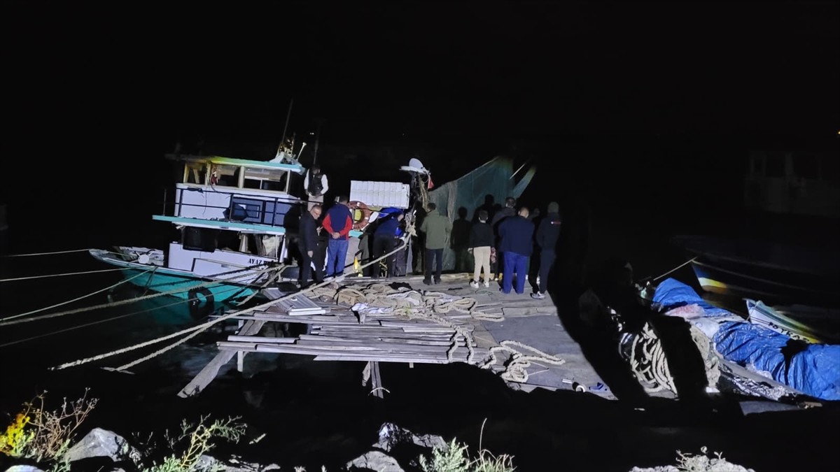 Samsun'un Çarşamba ilçesinde balıkçı teknesinde meydana gelen patlamada 4 kişi yaralandı.