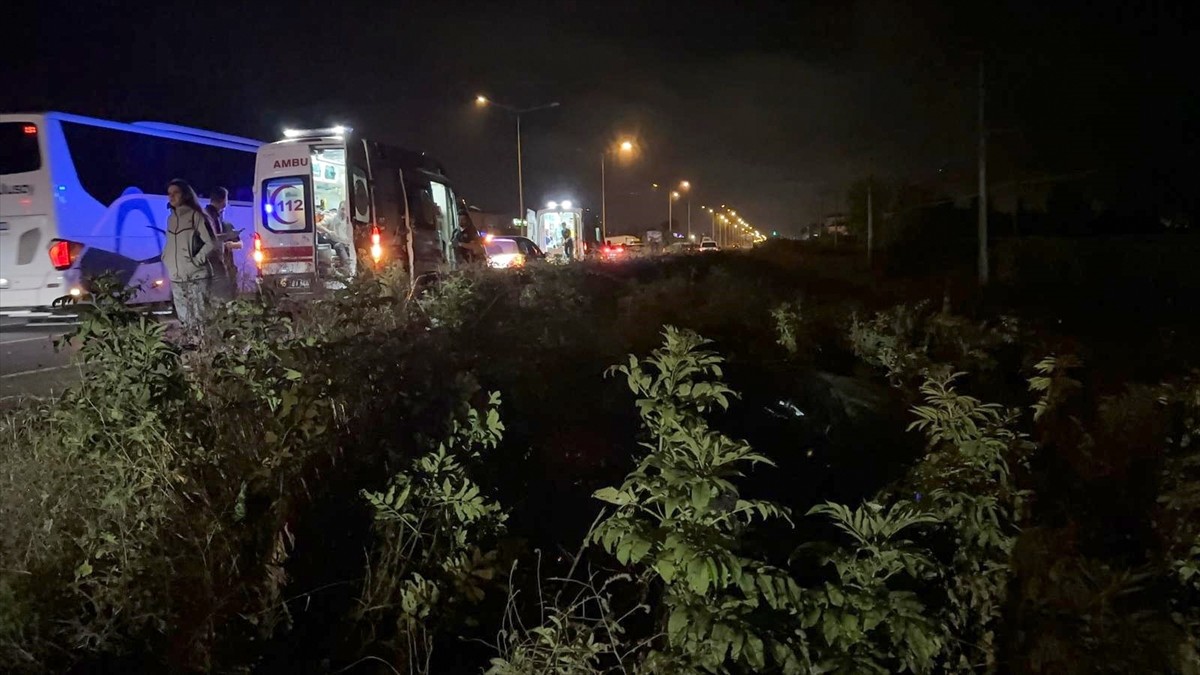 Samsun'un Çarşamba ilçesinde yoldan çıkan otomobilin yeşillik alana girmesi sonucu 3 kişi...