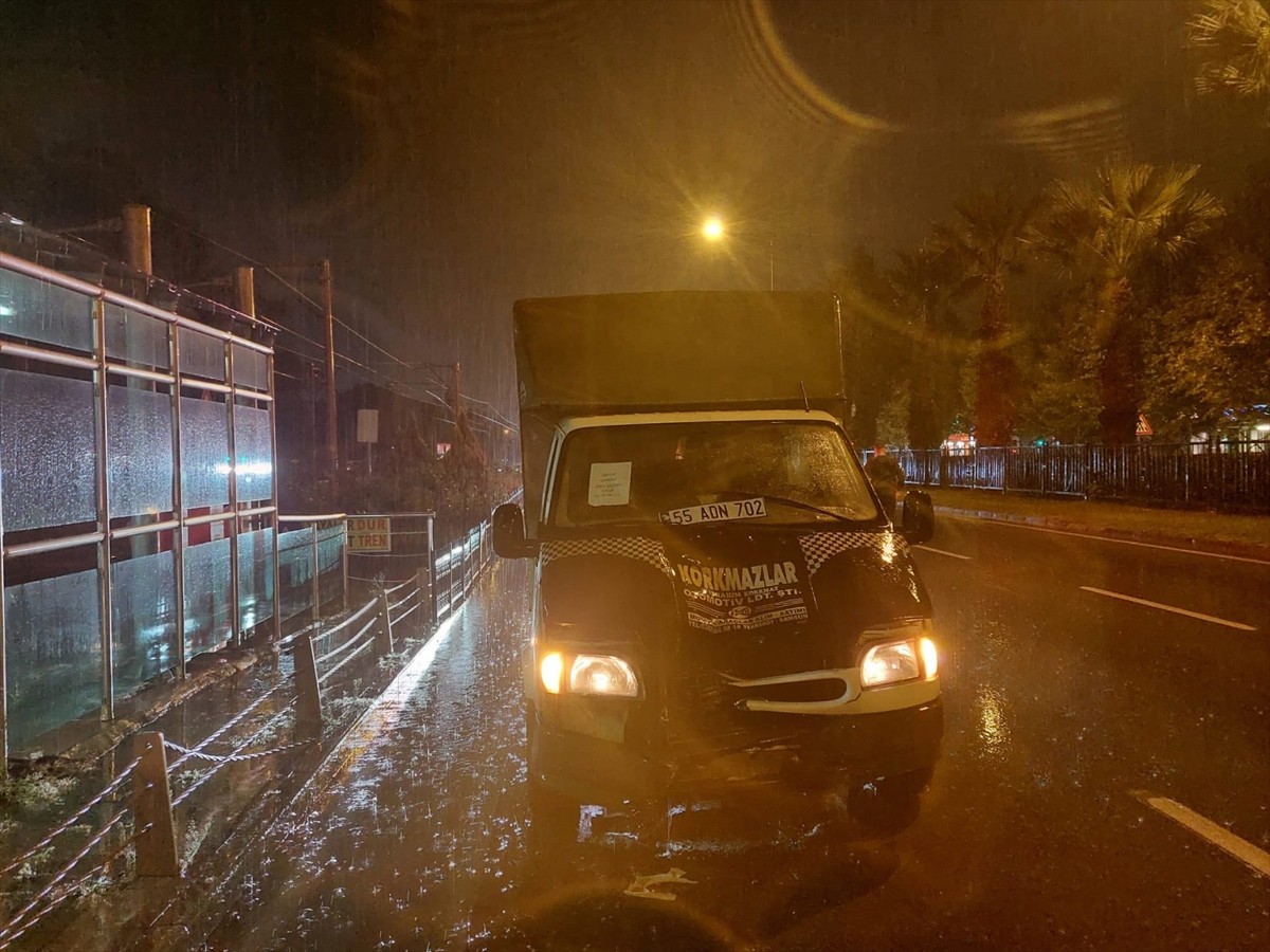 Samsun'un İlkadım ilçesinde kamyonetin çarptığı 2 çocuk, kaldırıldıkları hastanede hayatını...