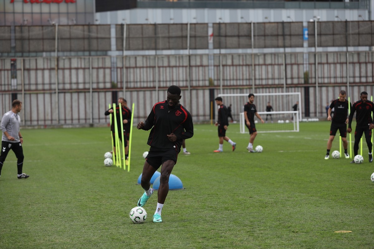Samsunspor'un takım kaptanı Zeki Yavru, Nuri Asan Tesisleri'nde yaptığı açıklamada, 2 Ekim...