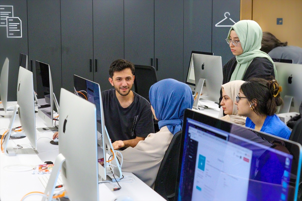 Sanayi ve Teknoloji Bakanlığı öncülüğünde, Bilişim Vadisi yürütücülüğünde 2021'de kurulan 42...