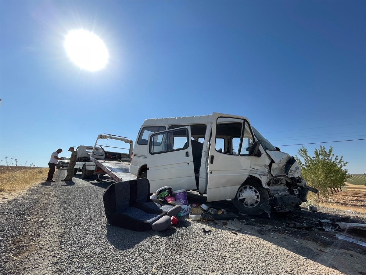 Şanlıurfa'nın Hilvan ilçesinde tarım işçilerini taşıyan minibüs ile otomobilin çarpışması sonucu...