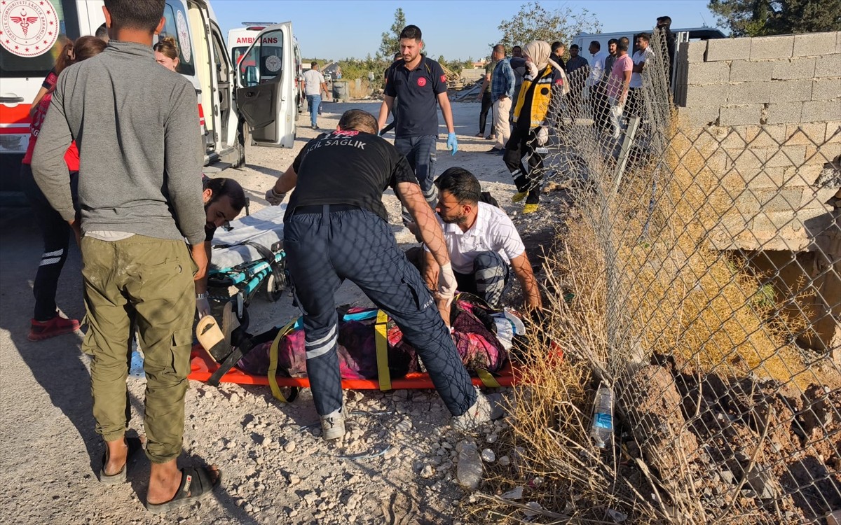 Şanlıurfa'nın Karaköprü ilçesinde tarım işçilerini taşıyan minibüsün devrilmesi sonucu 19 kişi...