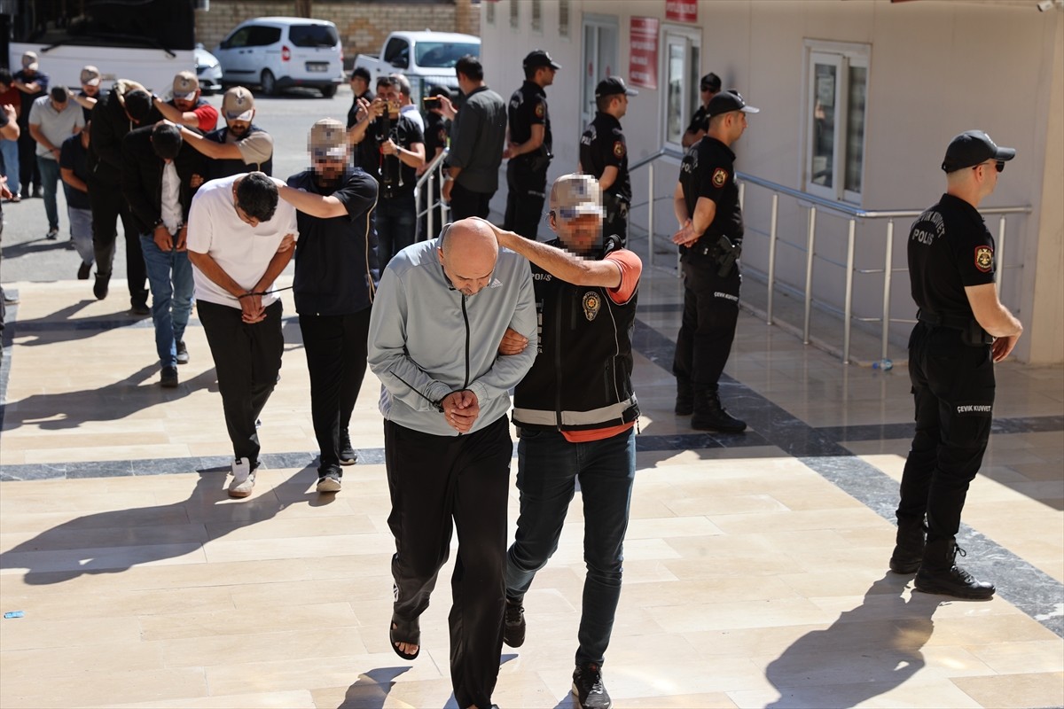 Şanlıurfa merkezli 6 ilde terör örgütü DEAŞ'a yönelik operasyonda 14 zanlı gözaltına...