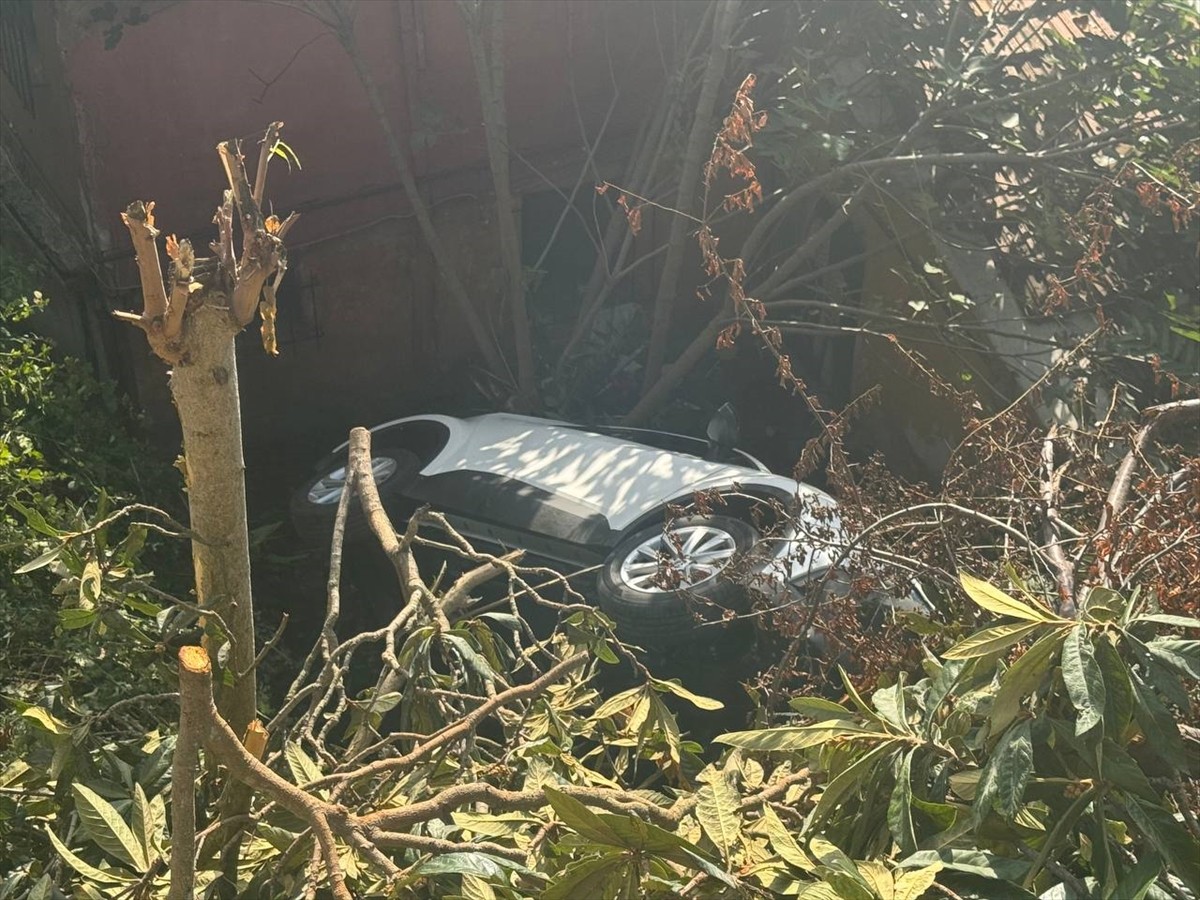 Sarıyer'de kontrolden çıkarak evin bahçesine düşen otomobilin sürücüsü yaralandı.