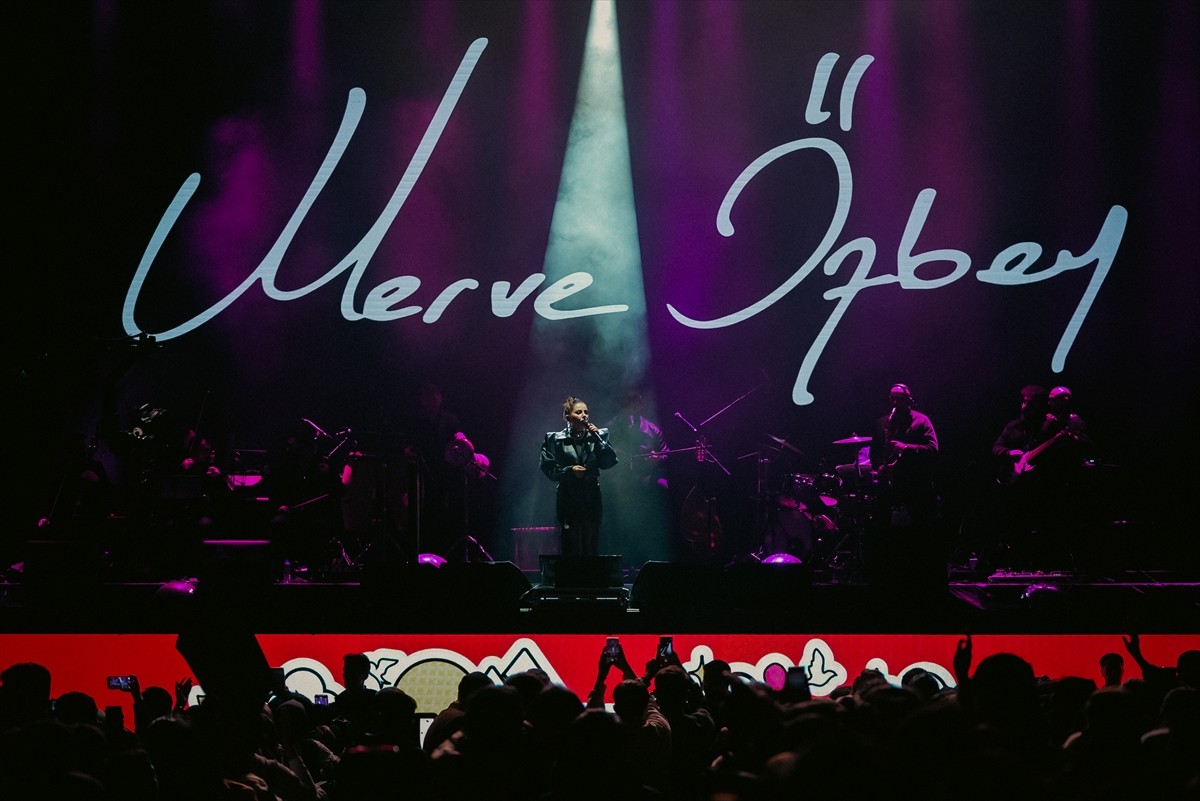 Şarkıcı Merve Özbey, Kültür ve Turizm Bakanlığınca düzenlenen "Bir Anadolu Şenliği" kapsamında...