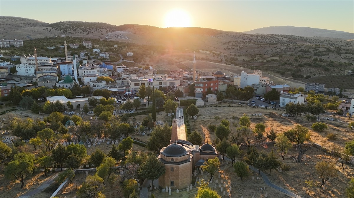 Siirt'in Tillo ilçesinde 261 yıl önce İbrahim Hakkı Hazretleri'nin yaptırdığı ışık düzeneğiyle...