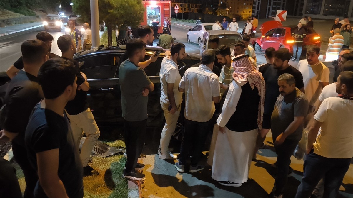 Siirt'te 4 otomobilin karıştığı zincirleme trafik kazasında 5 kişi yaralandı. İhbar üzerine kaza...