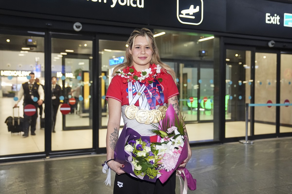 Singapur'da düzenlenen Dünya Para Yüzme Şampiyonası'nda 5 altın madalya kazanan milli sporcu Defne...